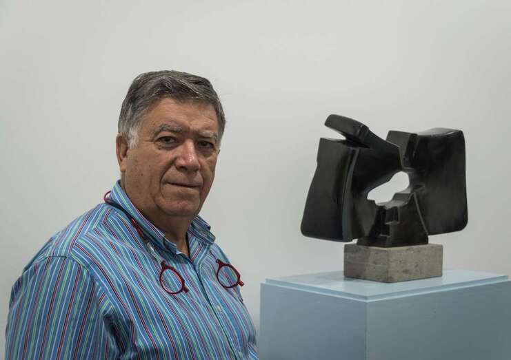 Imagen de Máximo Riol junto a una de sus obras/TA.